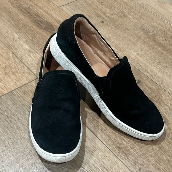 UGG Cahlvan Black Suede Slip-On Sneakers with Sherpa Detail Women’s size 8 - Picture 2 of 8